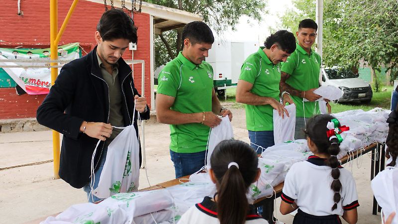 Club Santos obsequia útiles escolares en Primaria Francisco I. Madero